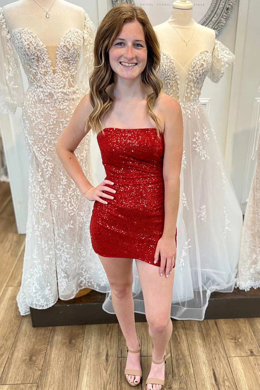 Vestido corto de fiesta sin tirantes con lentejuelas